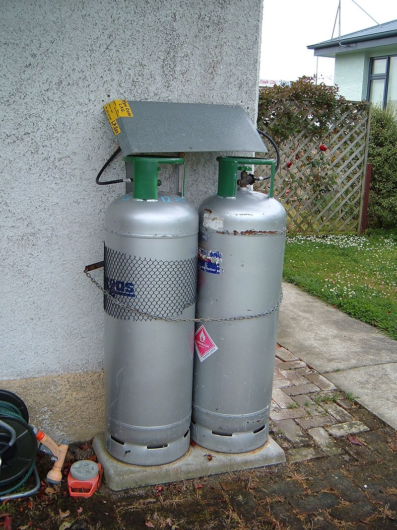 File source: http://commons.wikimedia.org/wiki/File:LPG_cylinders.JPG